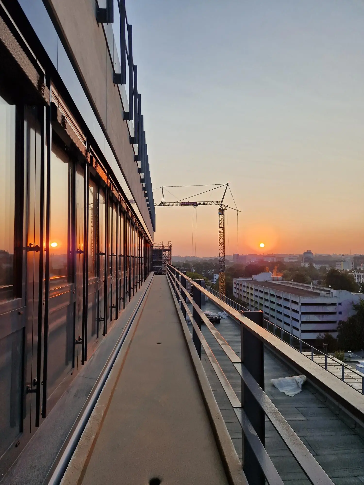 Universität Essen: Laubengang im laufenden Betrieb bei Sonnenuntergang