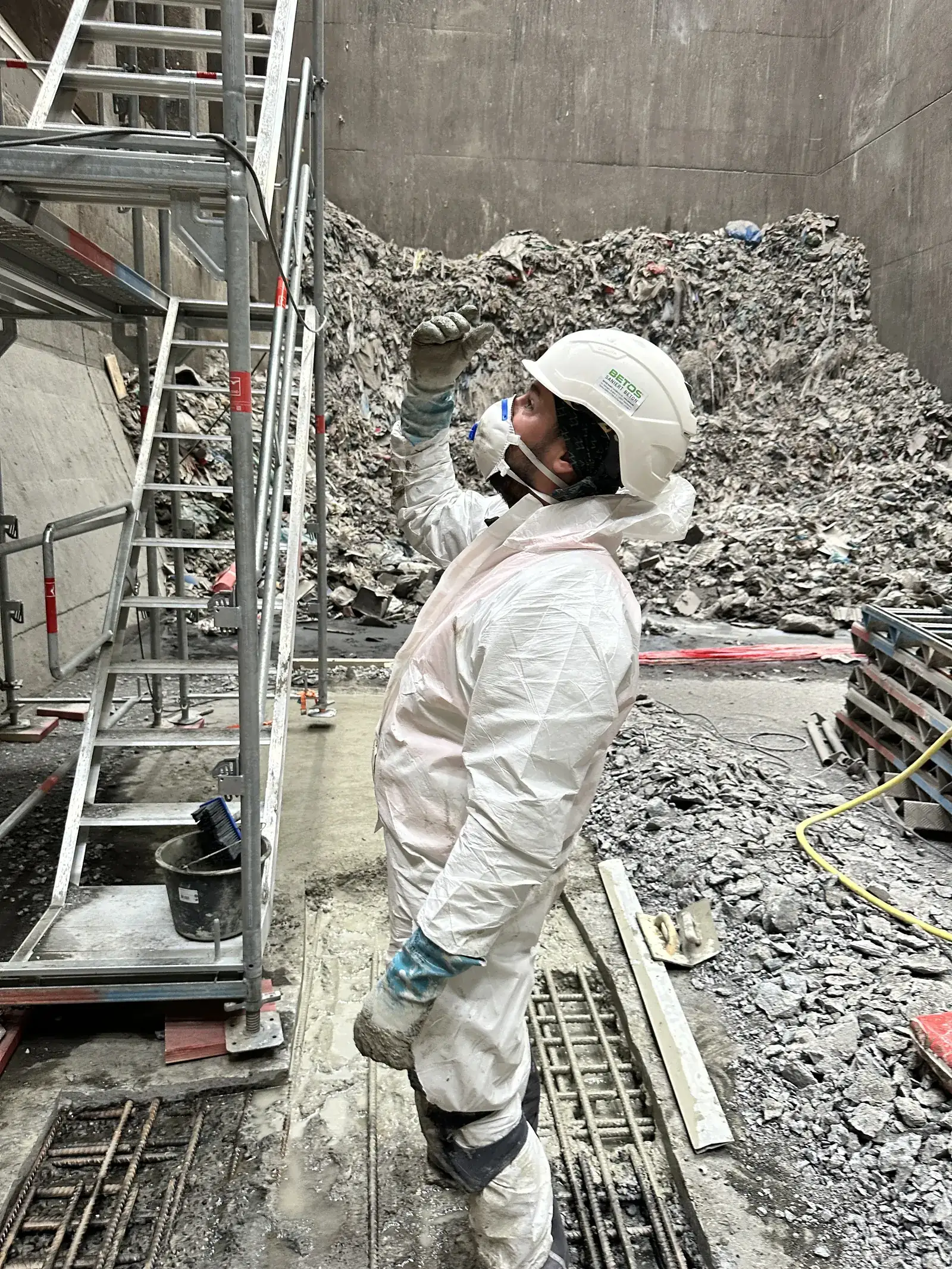 Bunkerbauwerk Mainz: Facharbeiter im Schutzanzug an der Bunkerwand