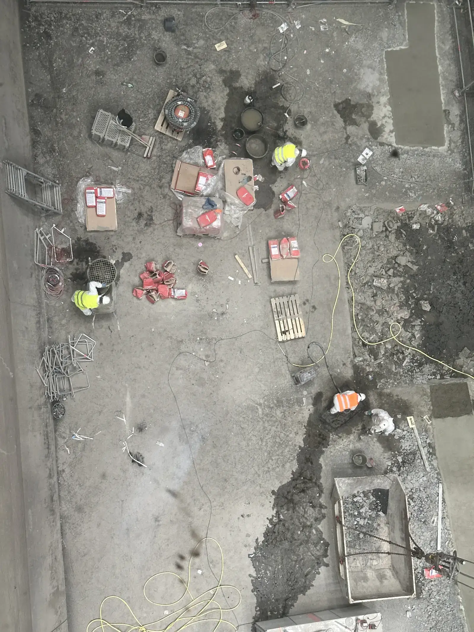 Blick von oben auf die Baustelle mit Material und Kolonne