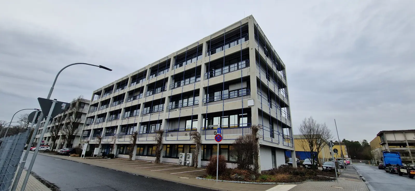 Bürogebäude vor der Instandsetzung, Sichtbeton verwittert