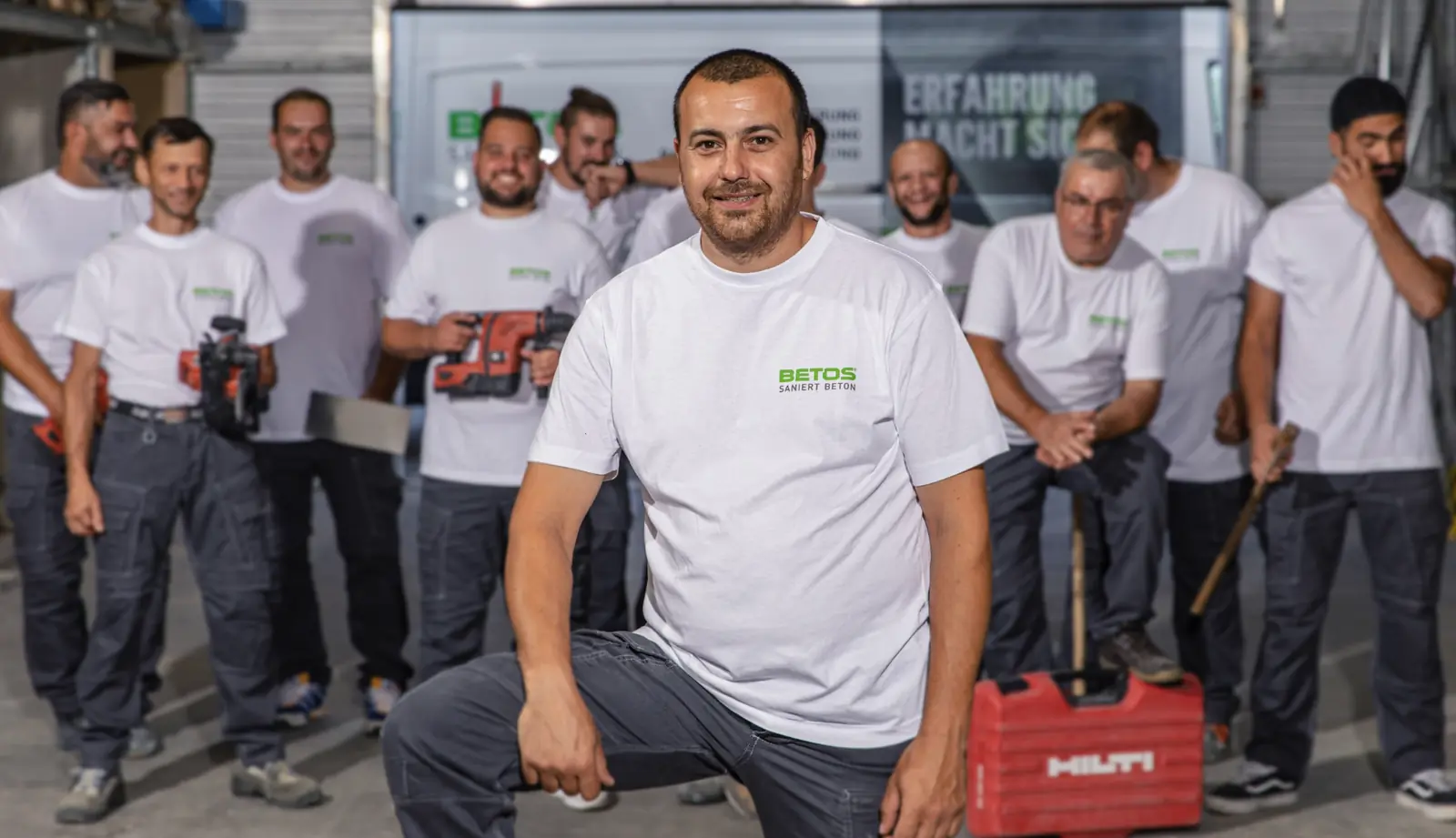 Die Mannschaft der BETOS GmbH vor dem Firmenfahrzeug