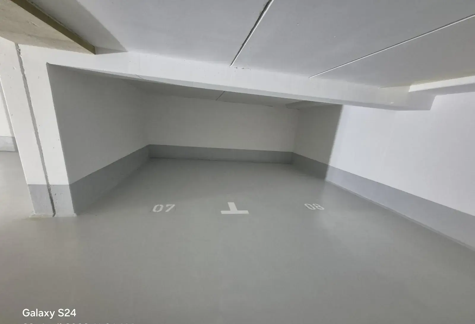 Fertig beschichtete Tiefgarage mit markierten Stellplätzen