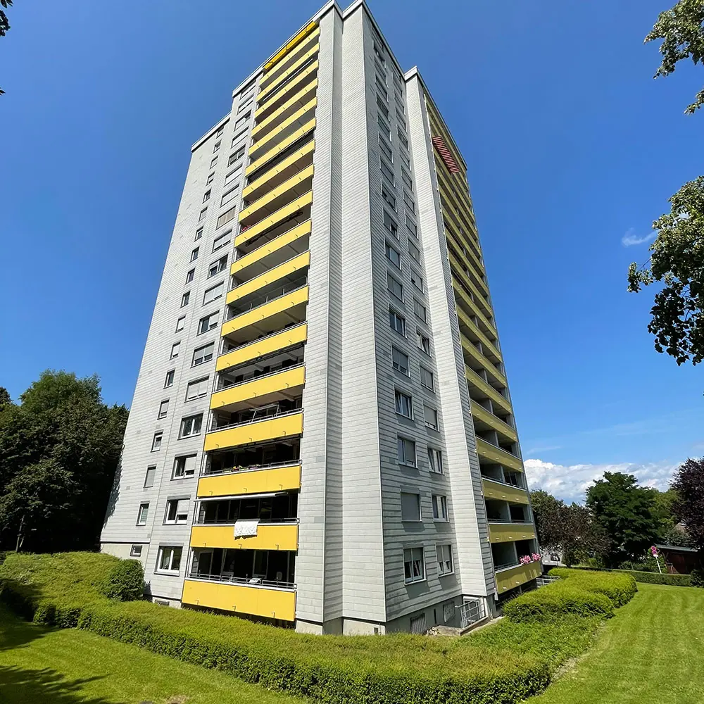 Wohnhochhaus mit instandgesetzten Balkonen in Gelb